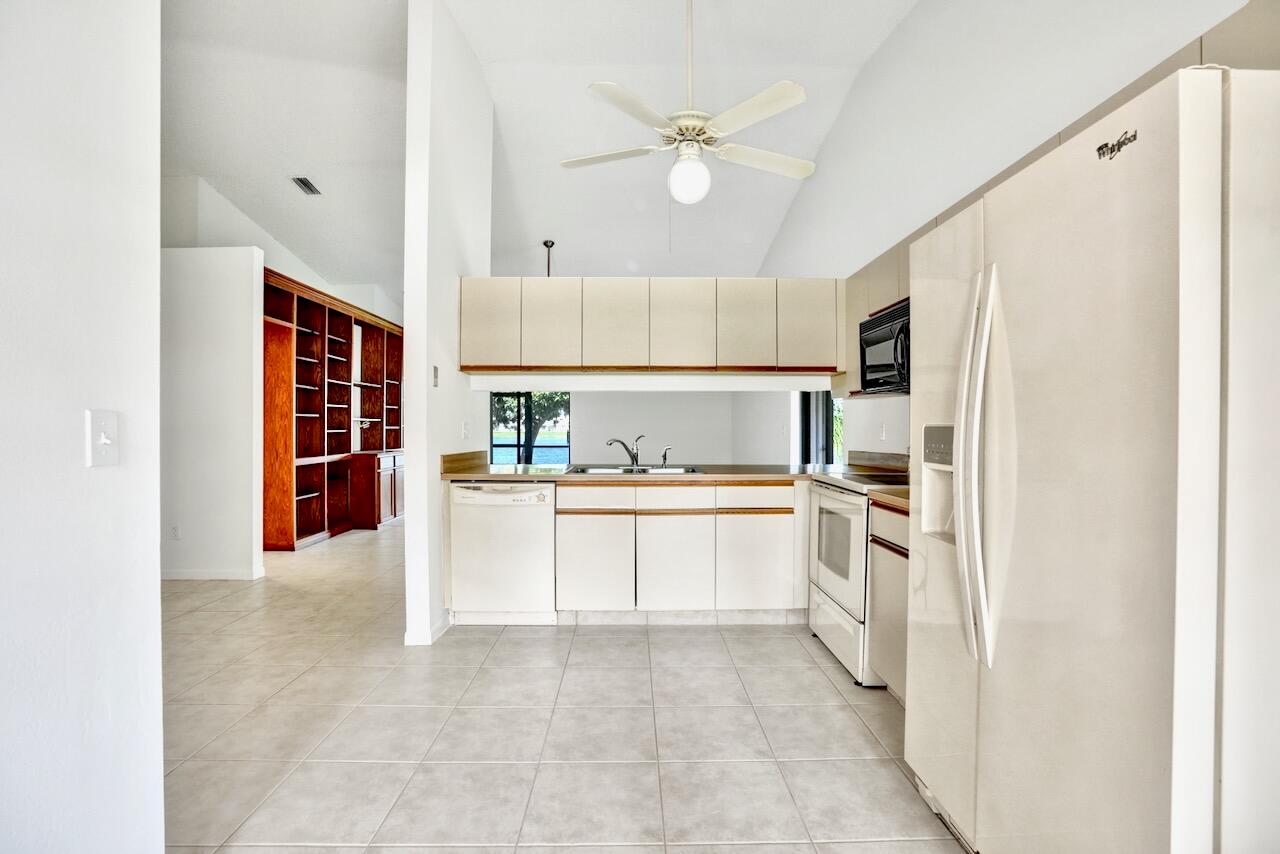 32 Buxton Ln Boynton Beach, FL 33426