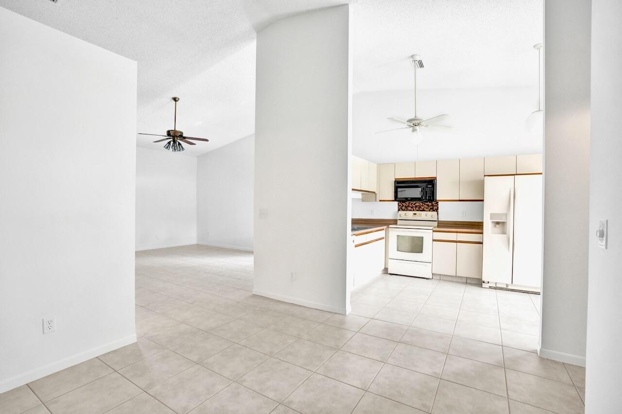32 Buxton Ln Boynton Beach, FL 33426