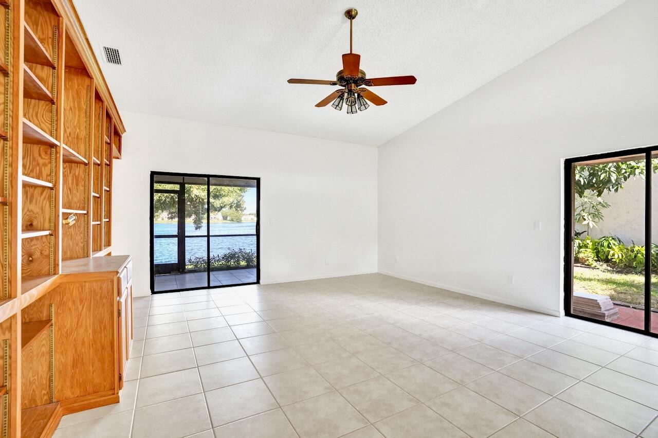 32 Buxton Ln Boynton Beach, FL 33426