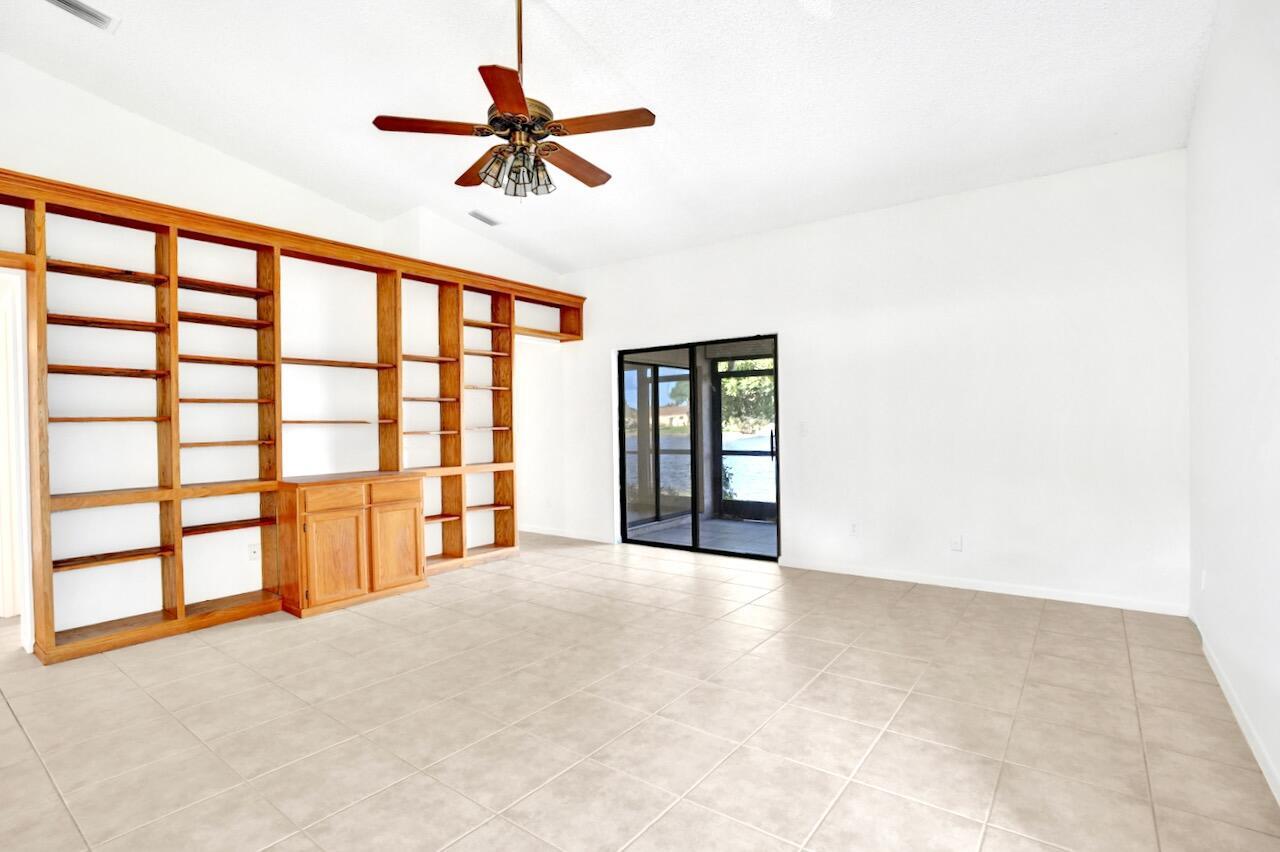 32 Buxton Ln Boynton Beach, FL 33426