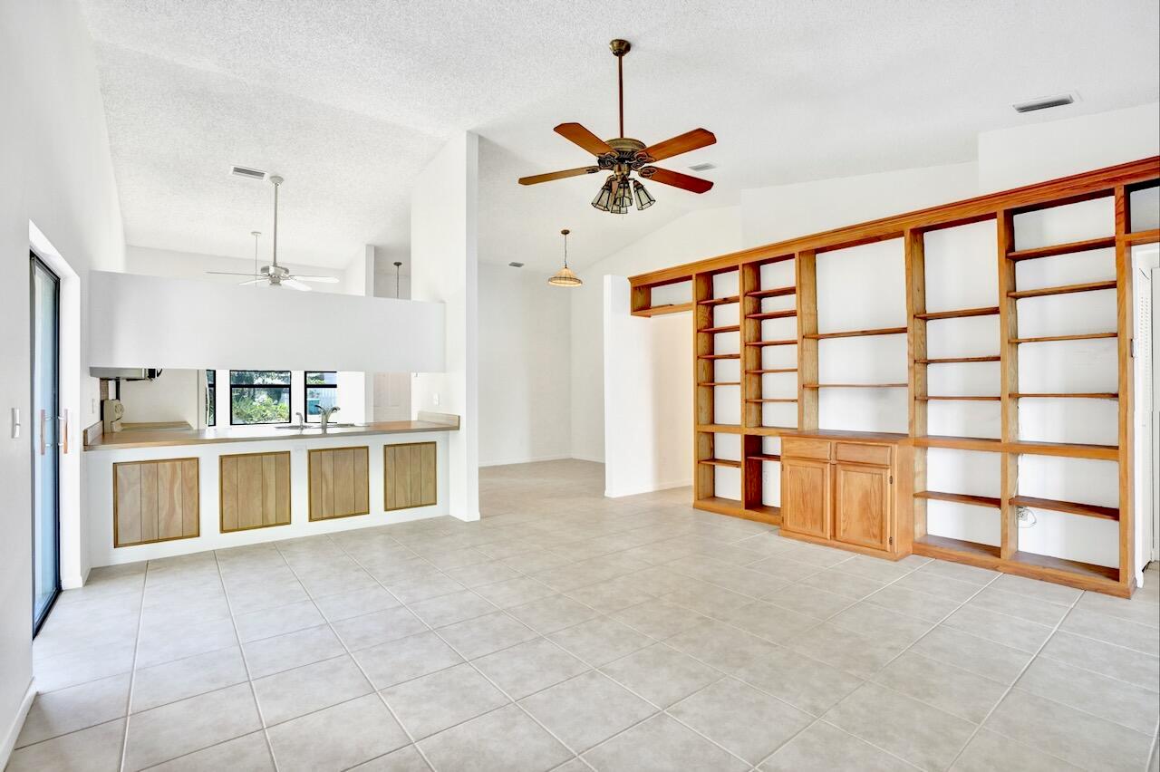 32 Buxton Ln Boynton Beach, FL 33426