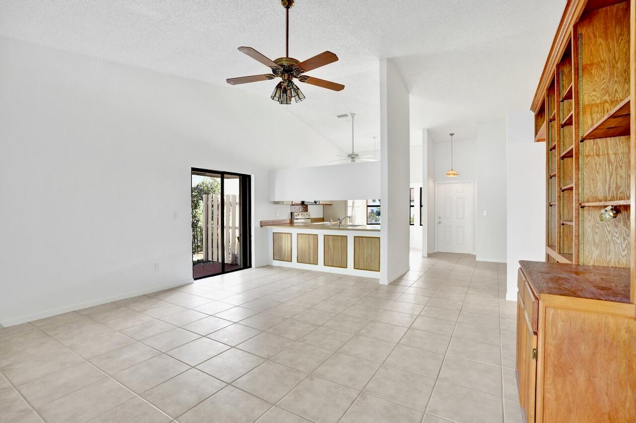 32 Buxton Ln Boynton Beach, FL 33426