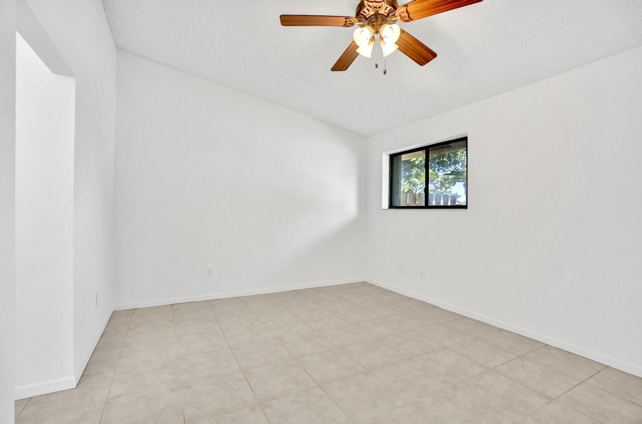 32 Buxton Ln Boynton Beach, FL 33426