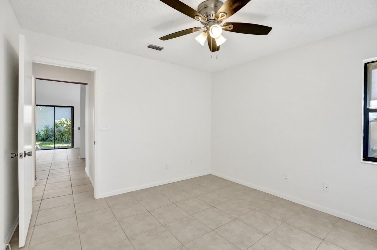 32 Buxton Ln Boynton Beach, FL 33426