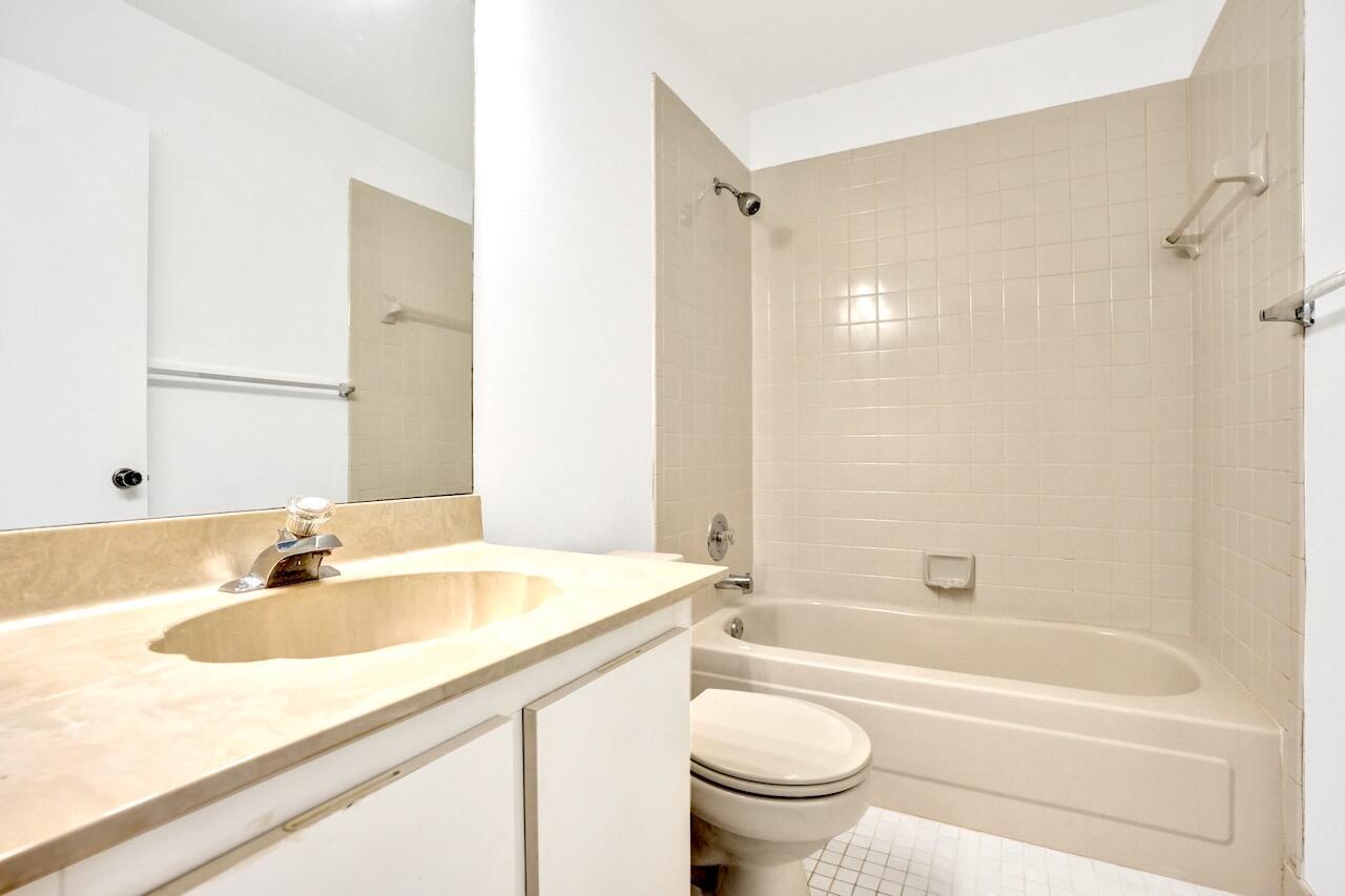 32 Buxton Ln Boynton Beach, FL 33426