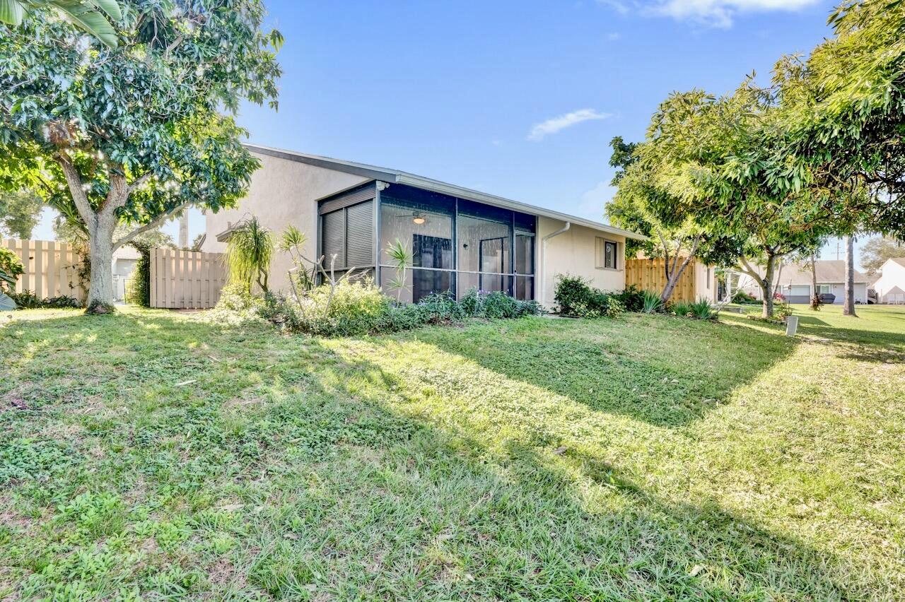 32 Buxton Ln Boynton Beach, FL 33426