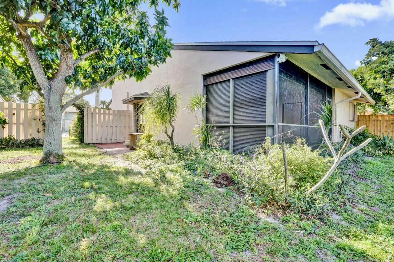 32 Buxton Ln Boynton Beach, FL 33426