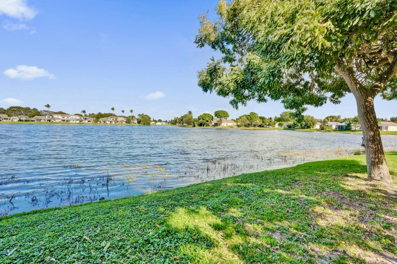 32 Buxton Ln Boynton Beach, FL 33426