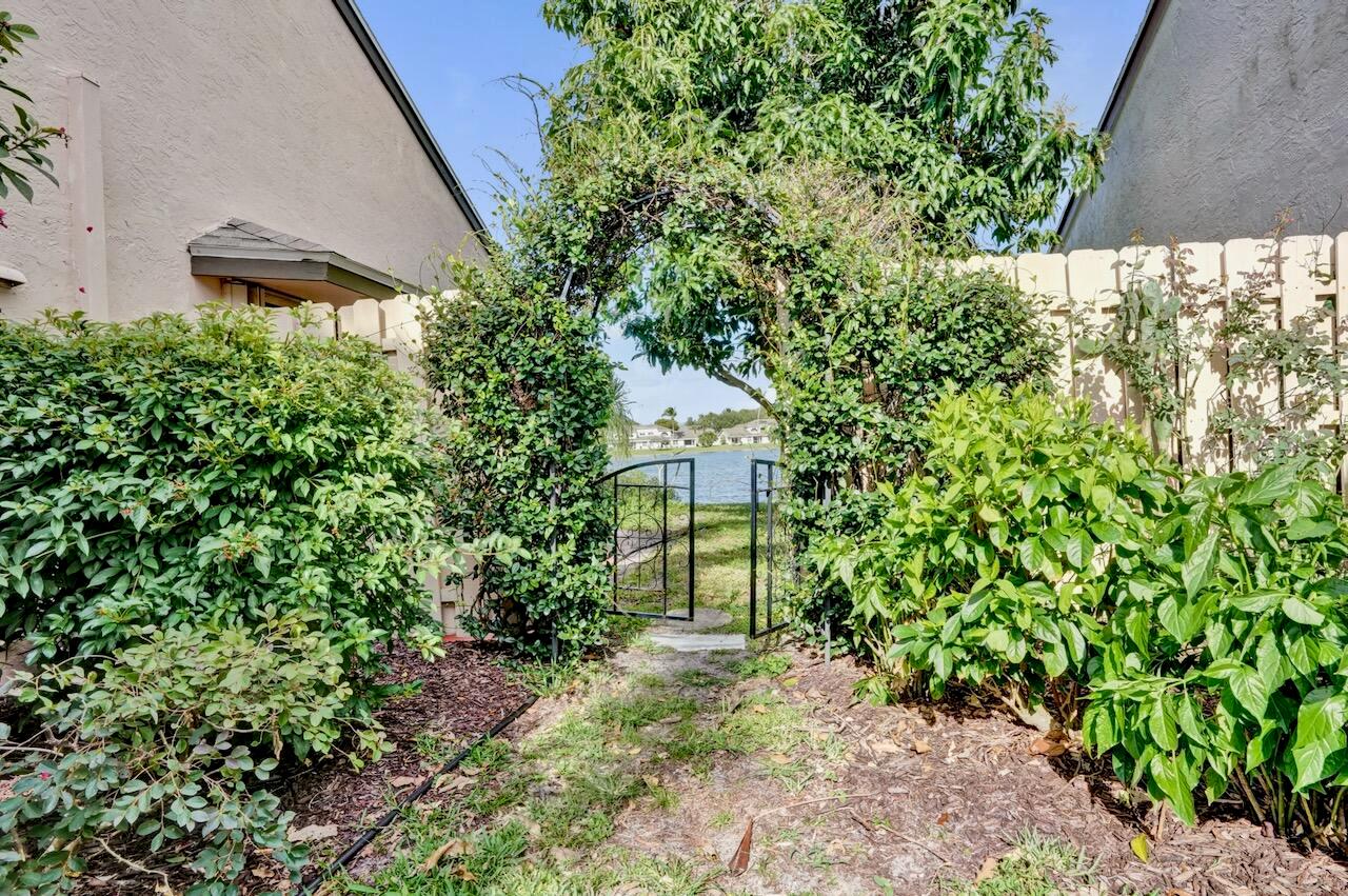 32 Buxton Ln Boynton Beach, FL 33426