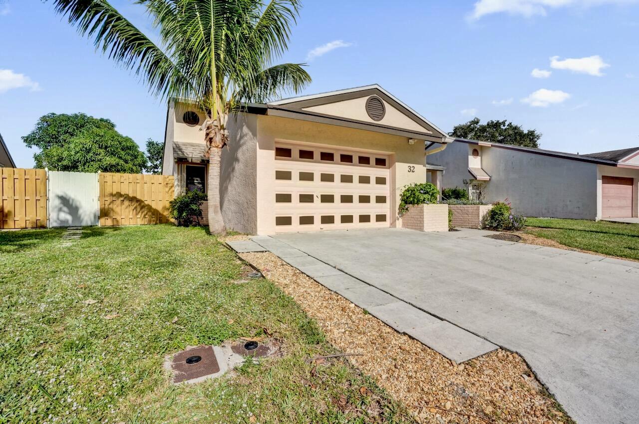 32 Buxton Ln Boynton Beach, FL 33426