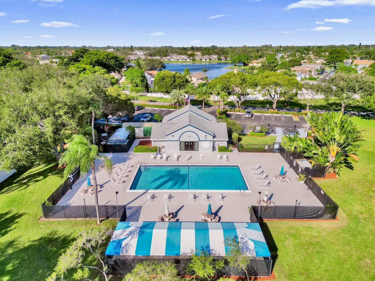 32 Buxton Ln Boynton Beach, FL 33426