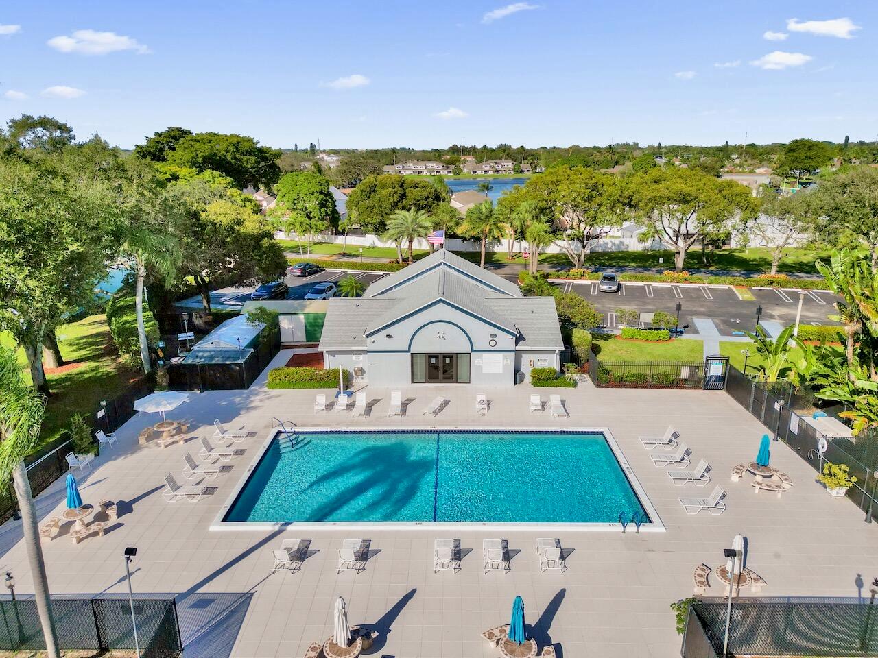 32 Buxton Ln Boynton Beach, FL 33426