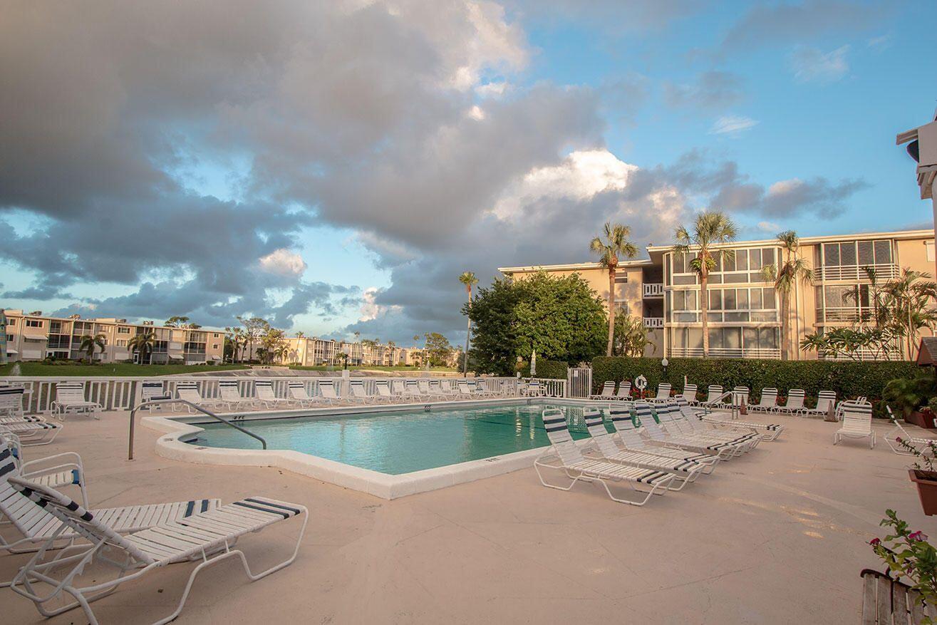 2562 N Garden #308 Lake Worth, FL 33461