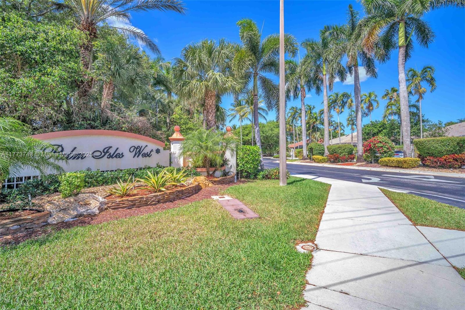 9567 N Crescent Vw Dr N