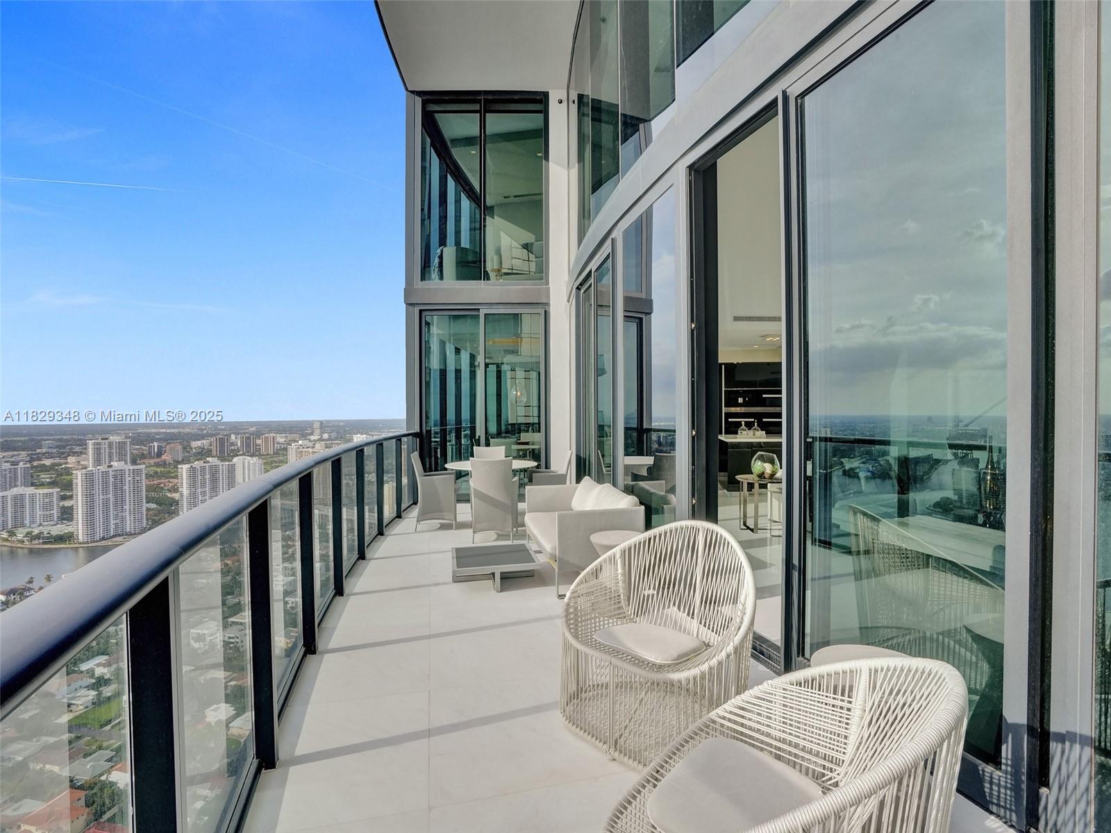 image Porsche Design Tower42