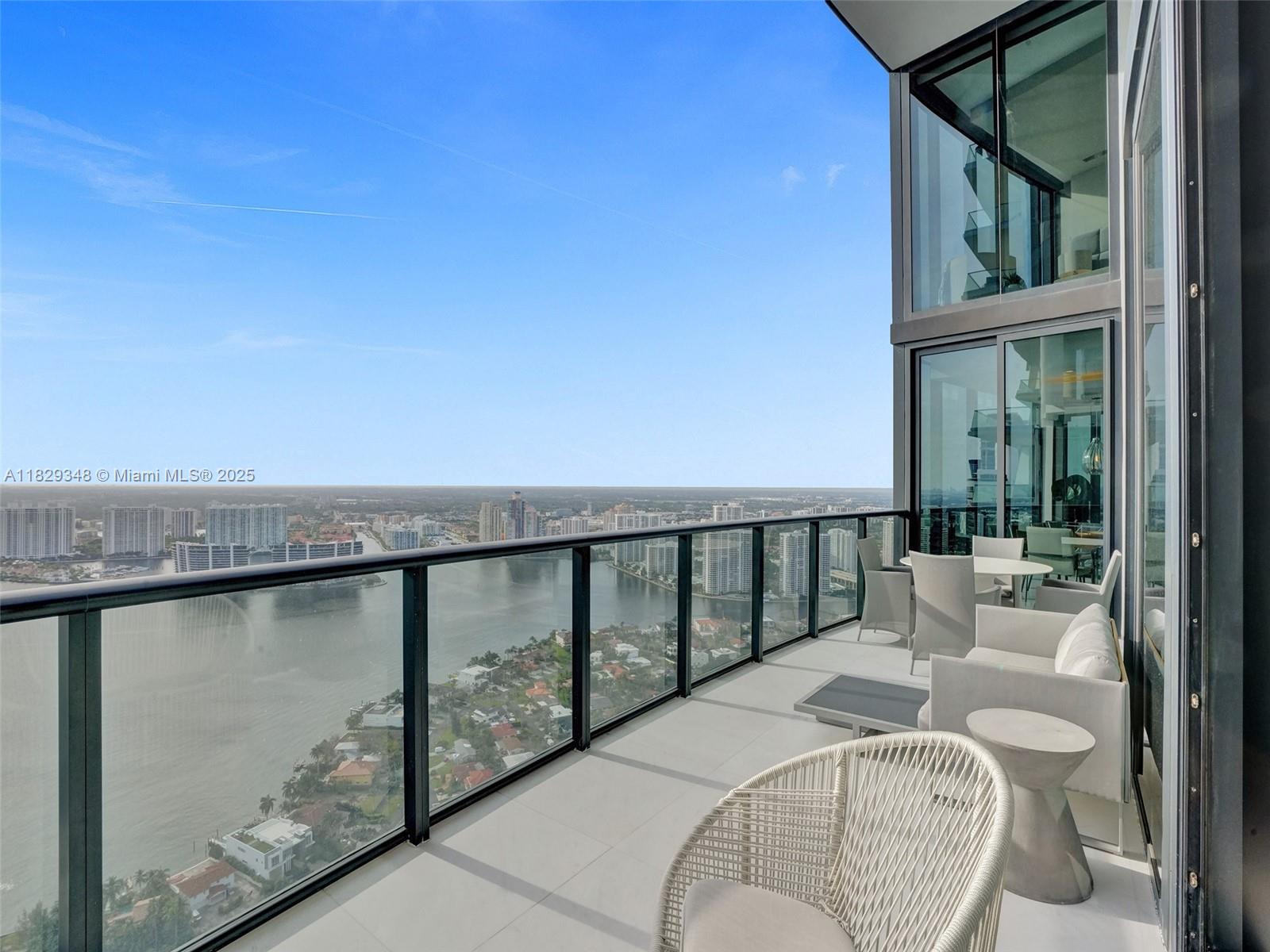 image Porsche Design Tower43
