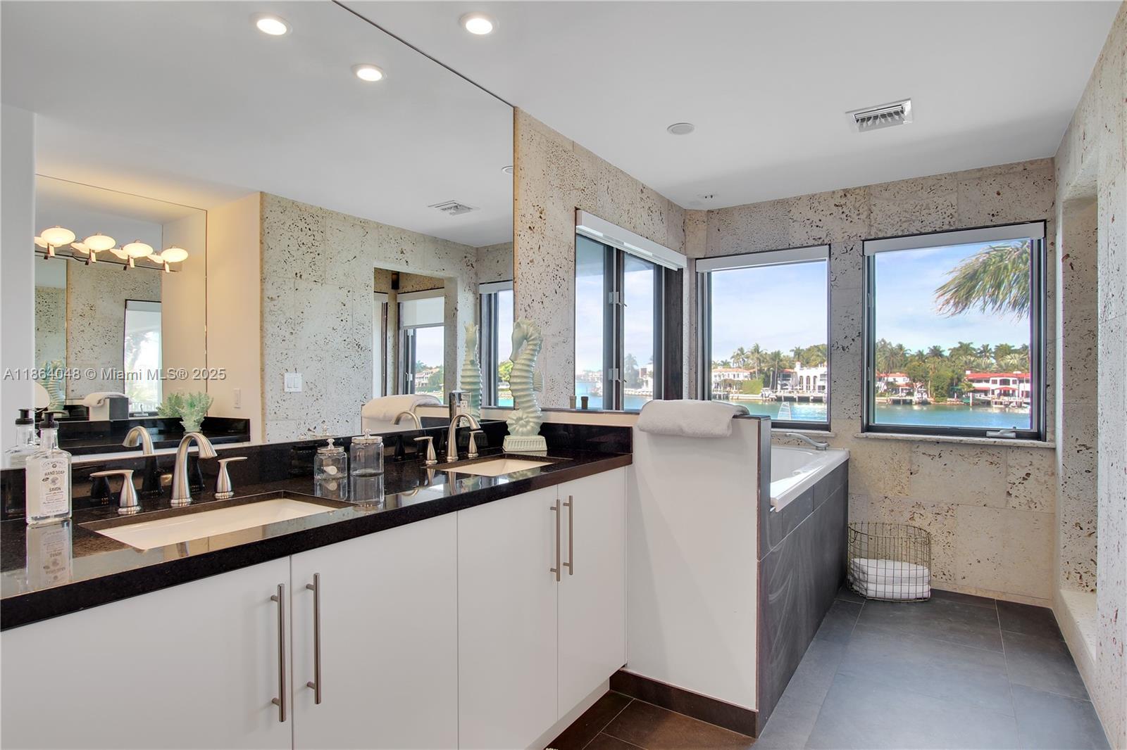 257 N Coconut Ln Miami Beach, FL 33139