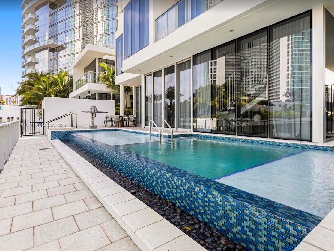image Paramount Miami Worldcent8