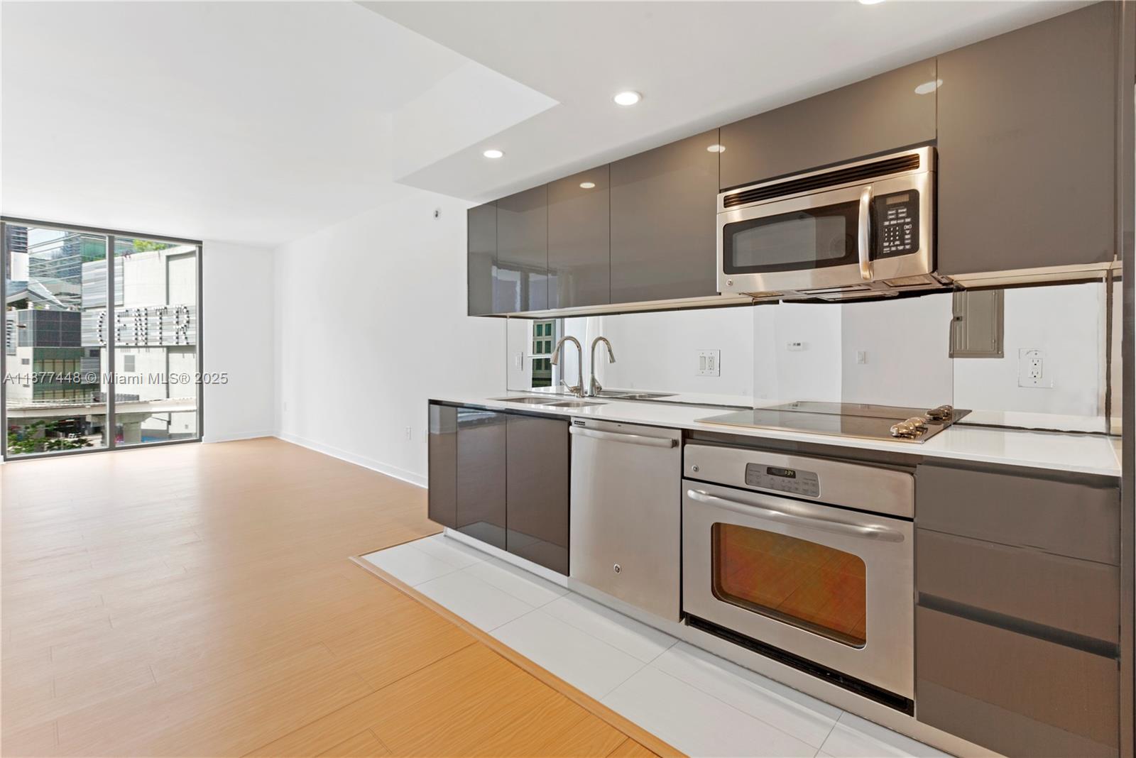 31 SE 6th St #705