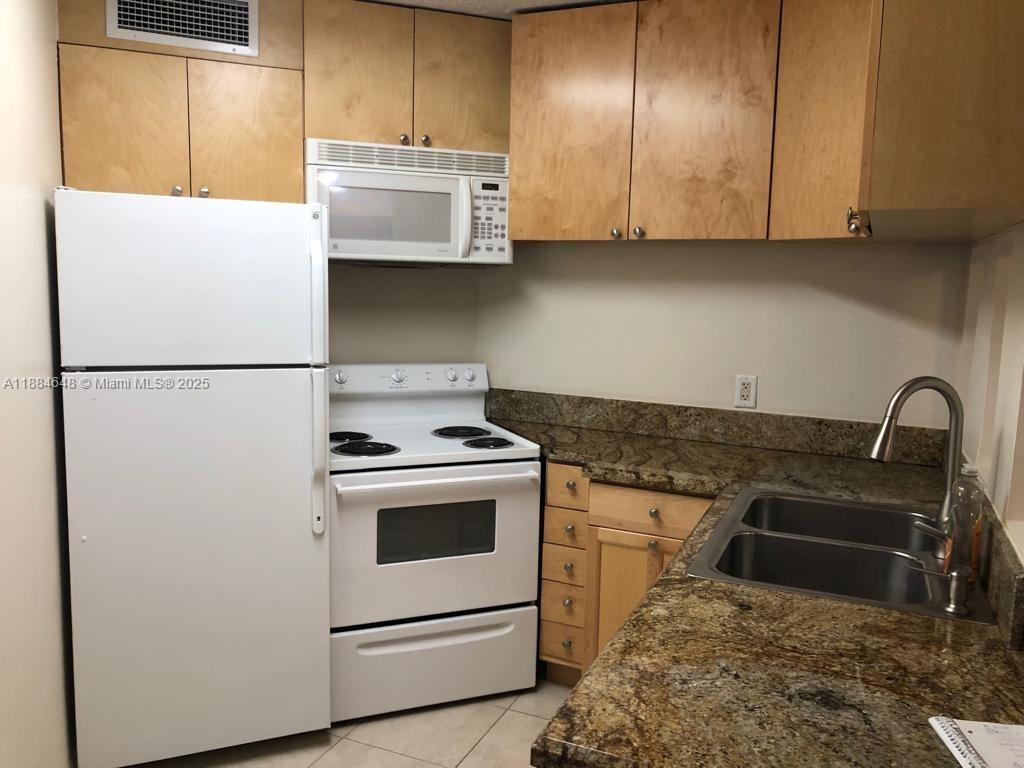215 Lake Pointe Dr #103