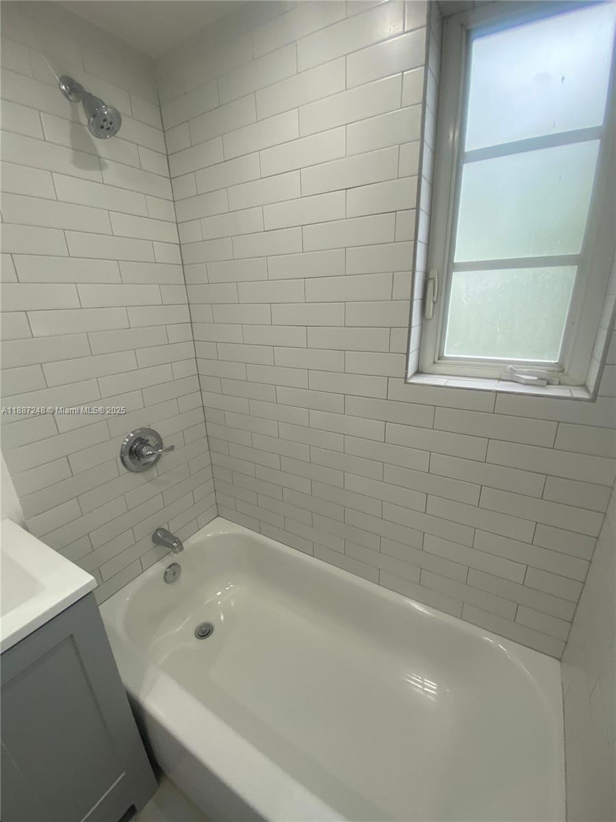 320 W 25th St #4