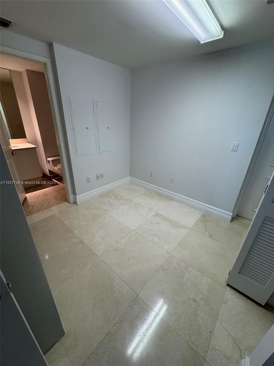 image Ocean Tower Two Condo35