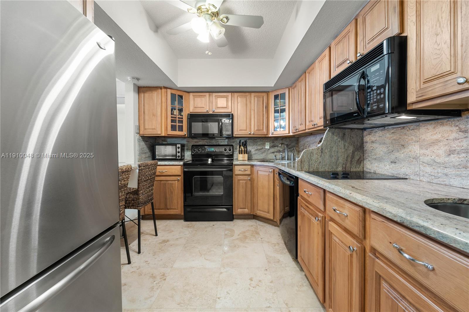 image The Waves Condo4