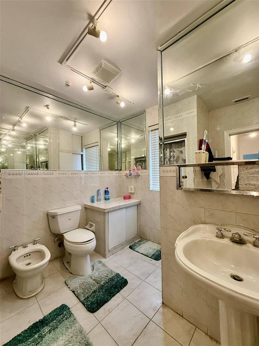 3000 NW 5th St Miami, FL 33125