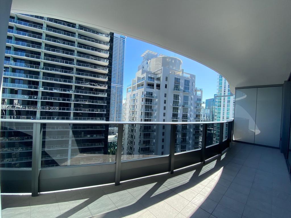 1000 Brickell Plz #3207