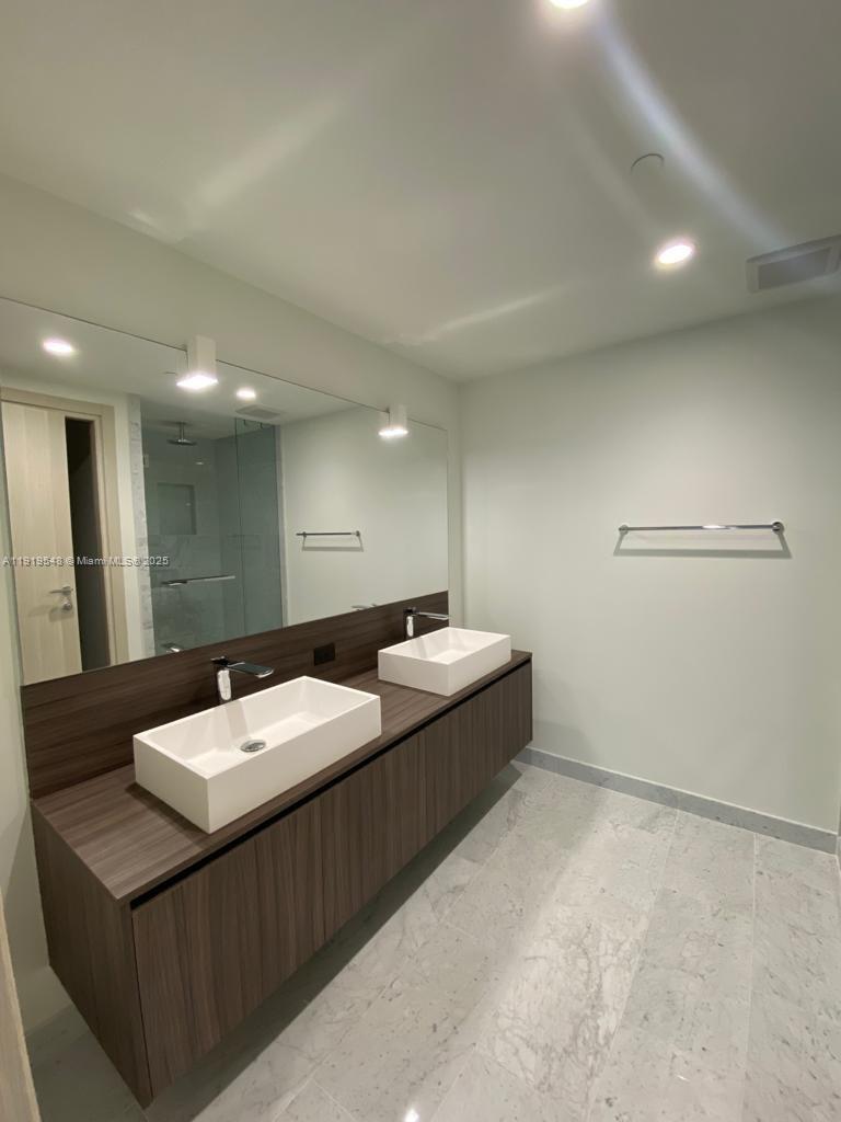 1000 Brickell Plz #3207 Miami, FL 33131