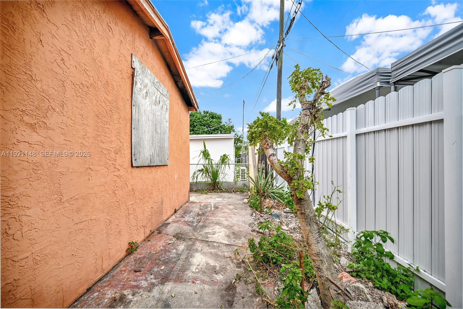 2614 W 8th Ct Hialeah, FL 33010