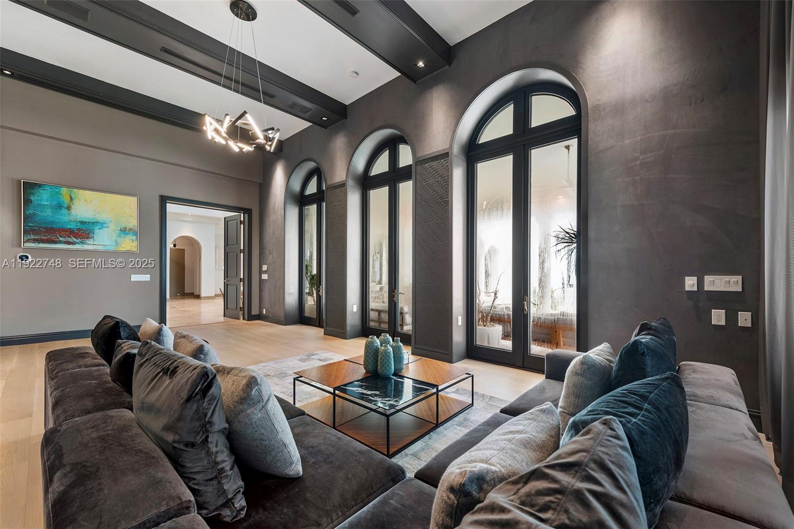 432 S Hibiscus Dr Miami Beach, FL 33139