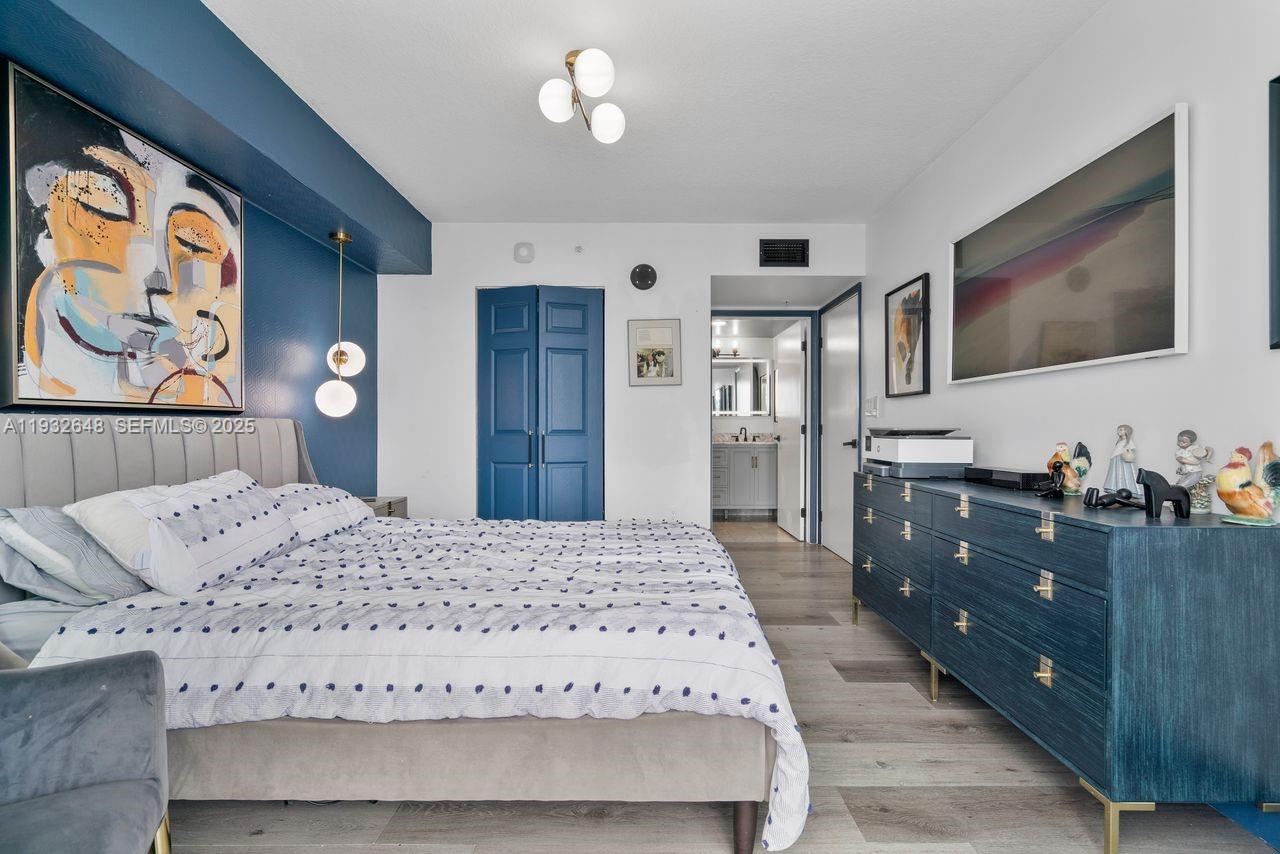 image Brickell on the River North15