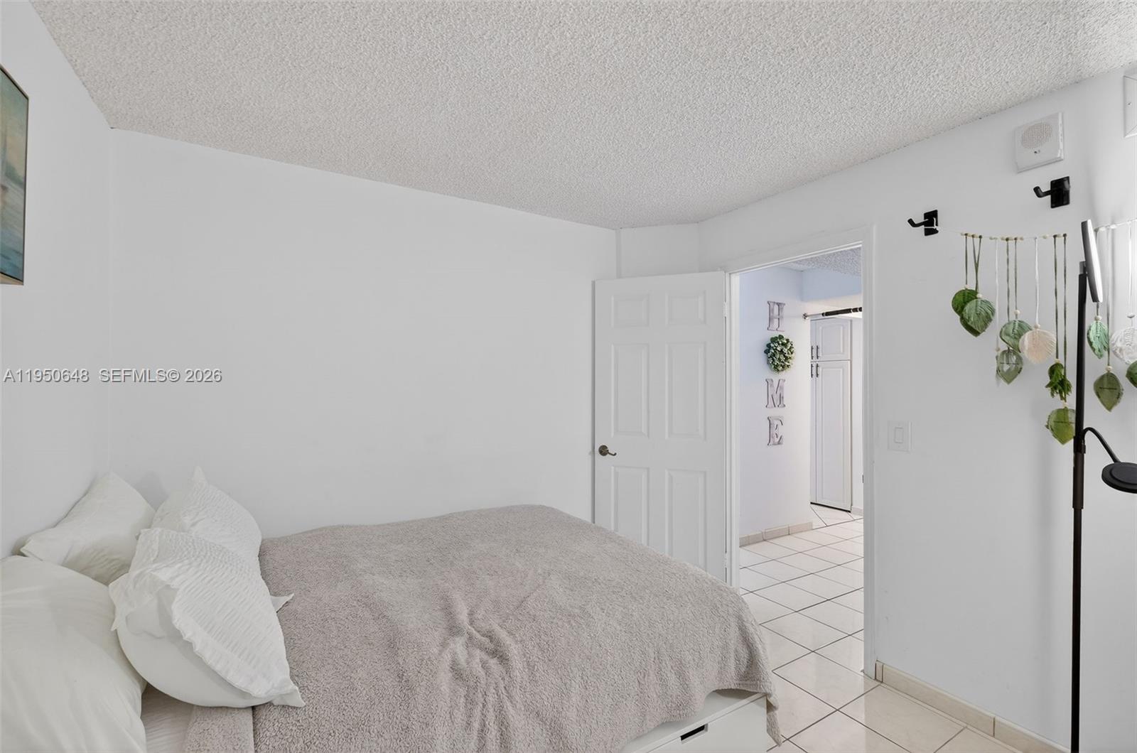 2401 Collins Ave #1103 Miami Beach, FL 33140