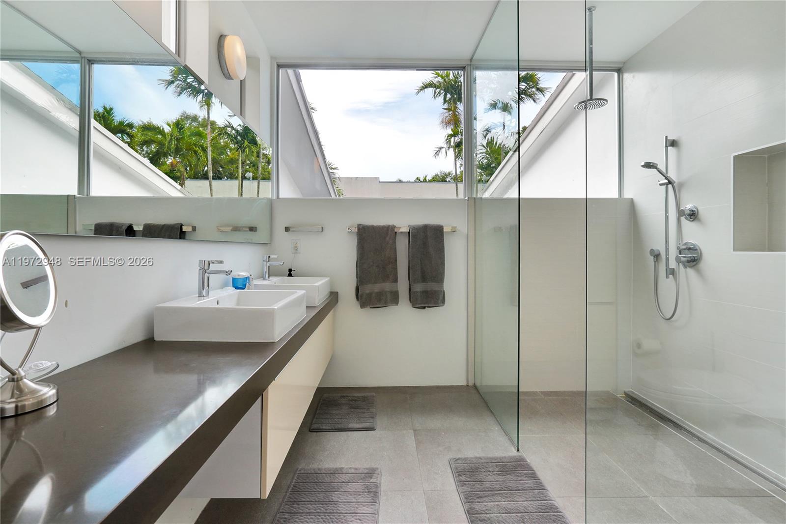 84 Bay Ht Dr Miami, FL 33133