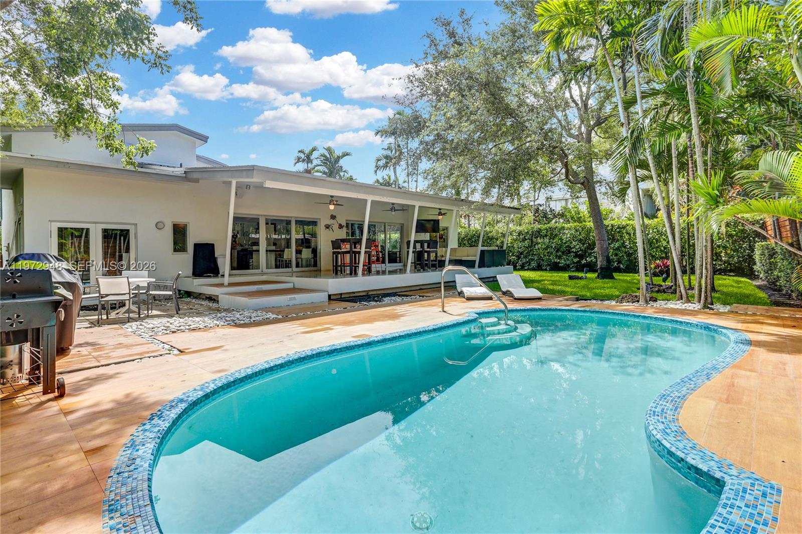 84 Bay Ht Dr Miami, FL 33133