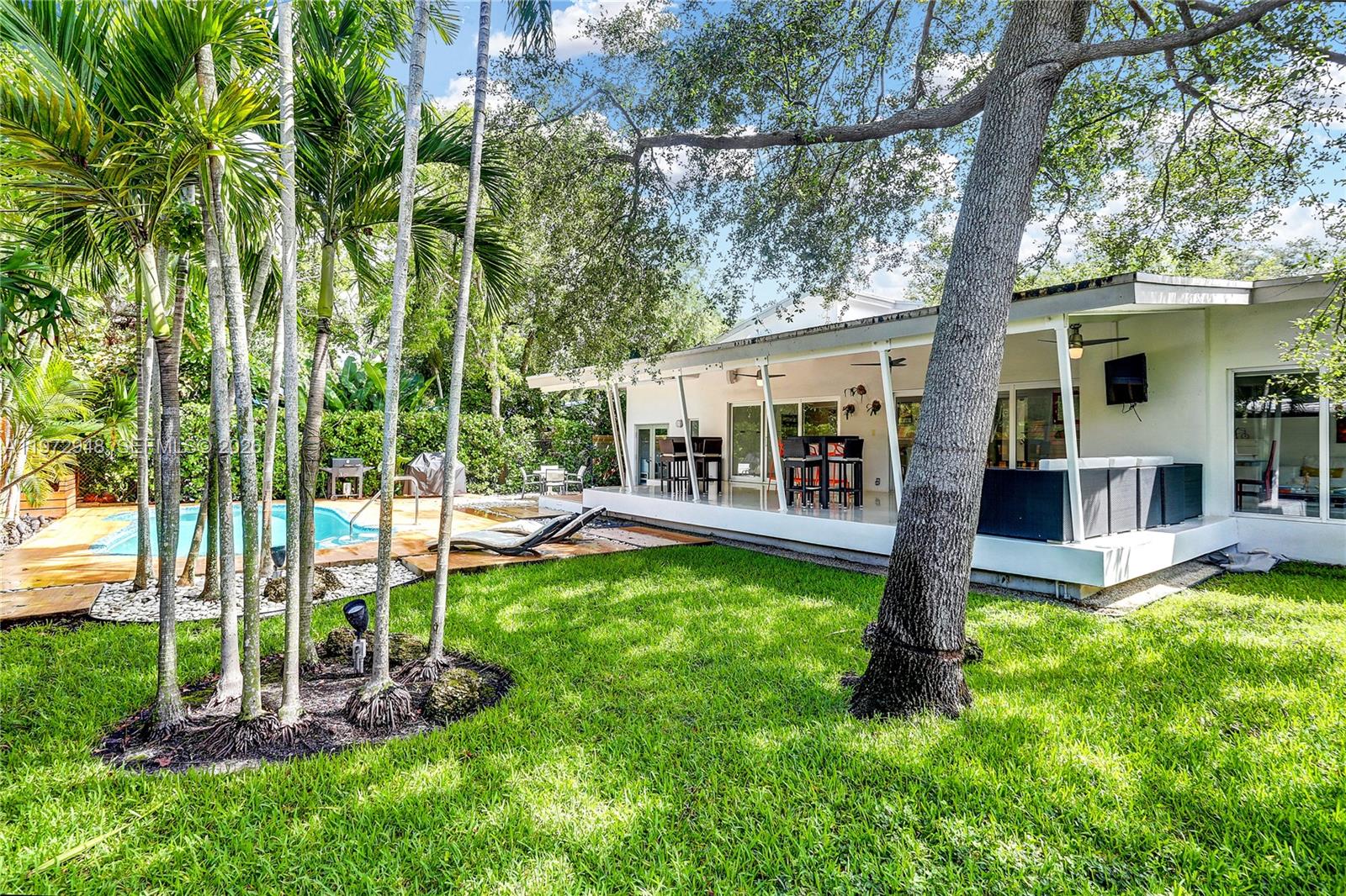 84 Bay Ht Dr Miami, FL 33133