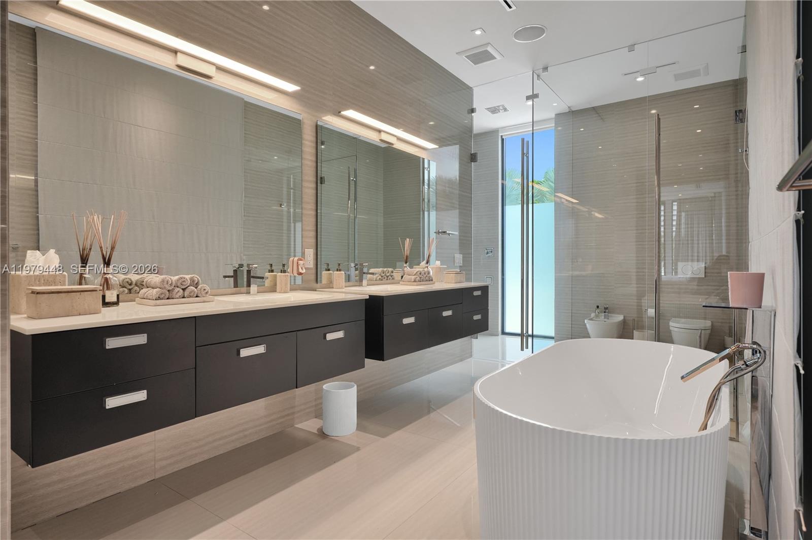 5501 Pine Tree Dr Miami Beach, FL 33140