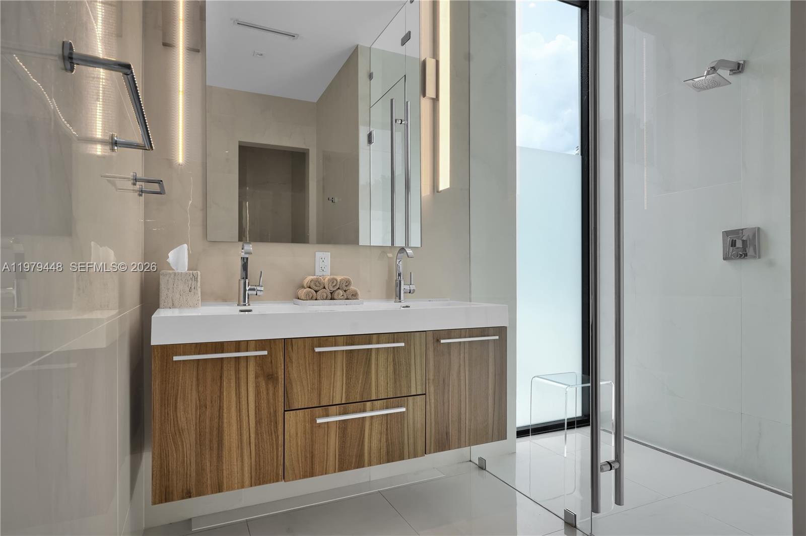 5501 Pine Tree Dr Miami Beach, FL 33140