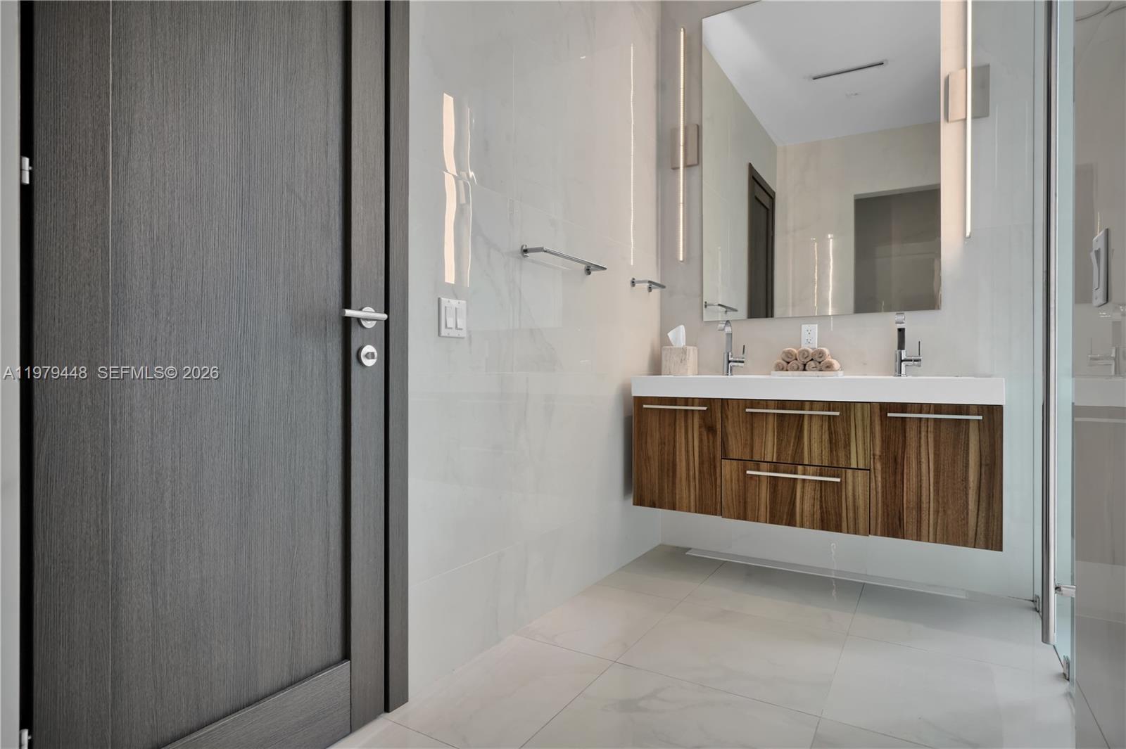 5501 Pine Tree Dr Miami Beach, FL 33140