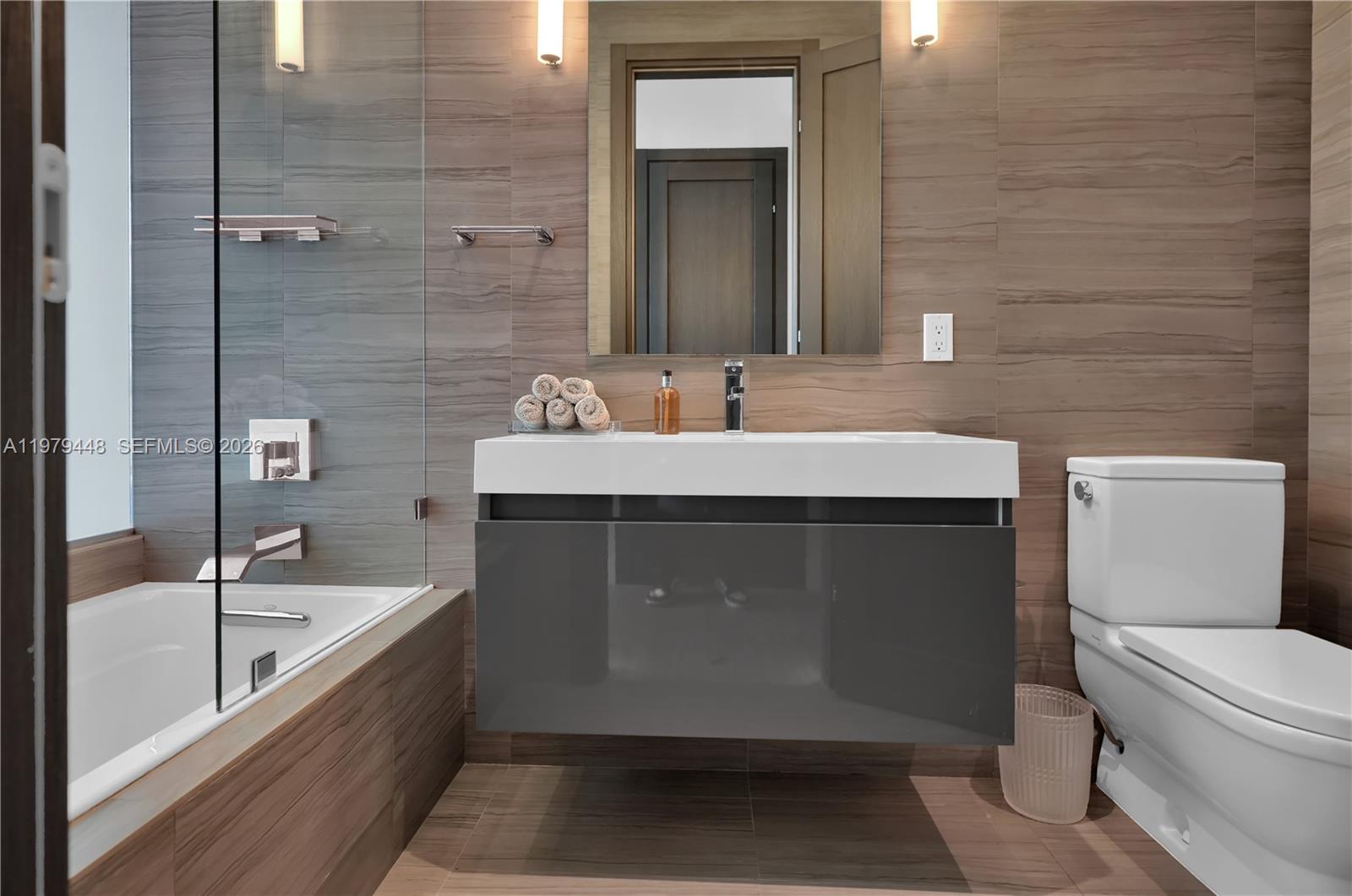 5501 Pine Tree Dr Miami Beach, FL 33140