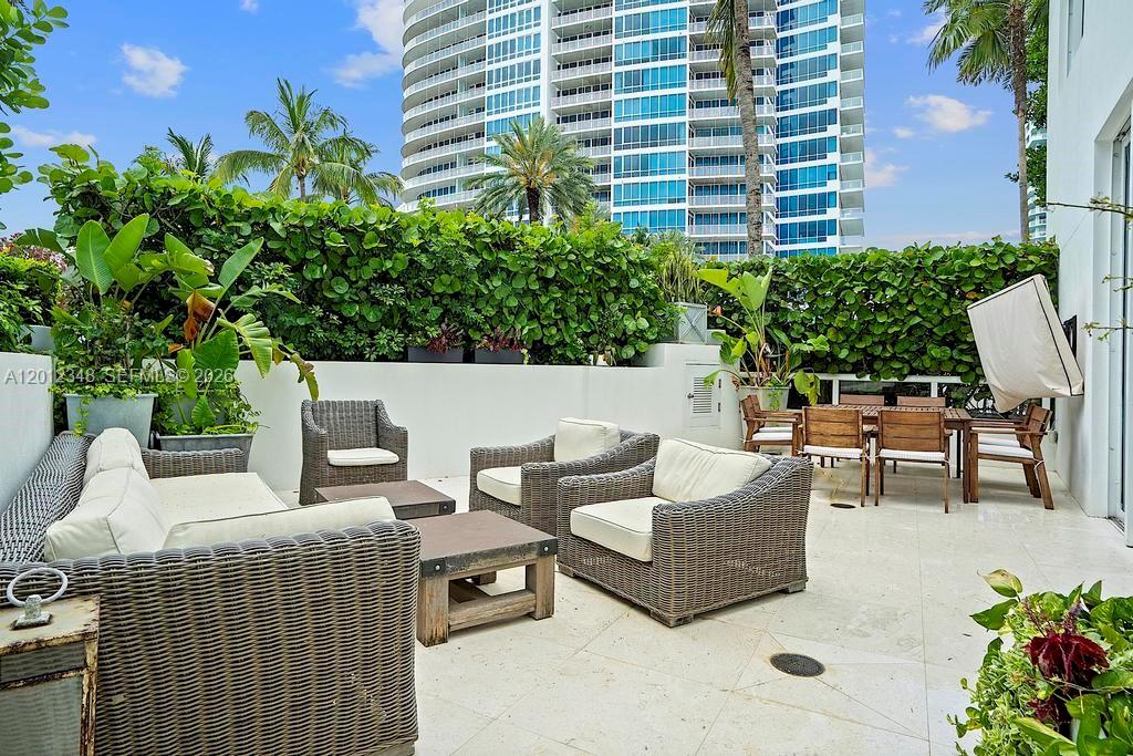 50 S Pointe Dr #TWN1 Miami Beach, FL 33139