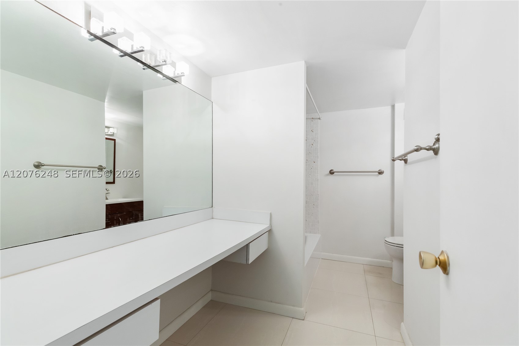 210 Sea Vw Dr #207 Key Biscayne, FL 33149
