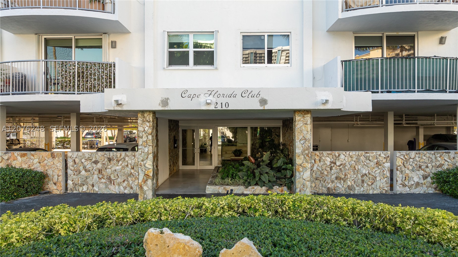 210 Sea Vw Dr #207 Key Biscayne, FL 33149