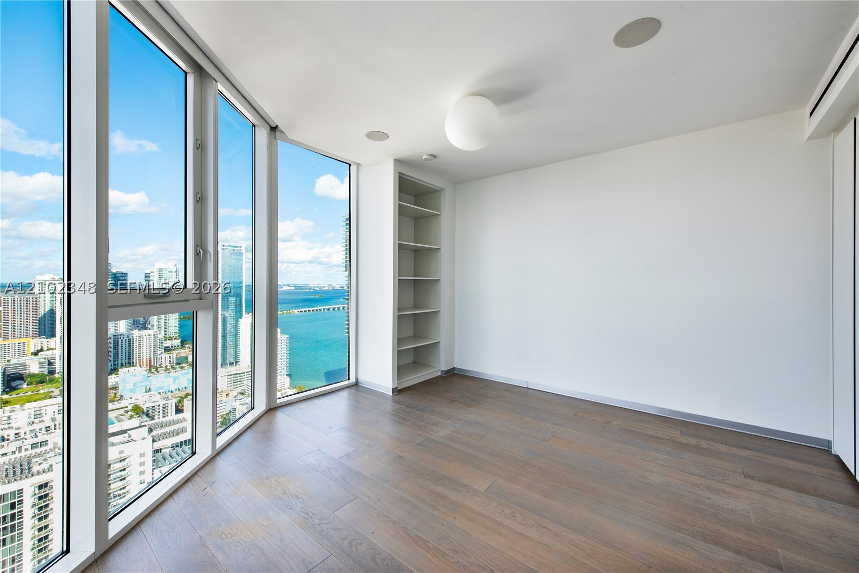 image Paramount Bay25