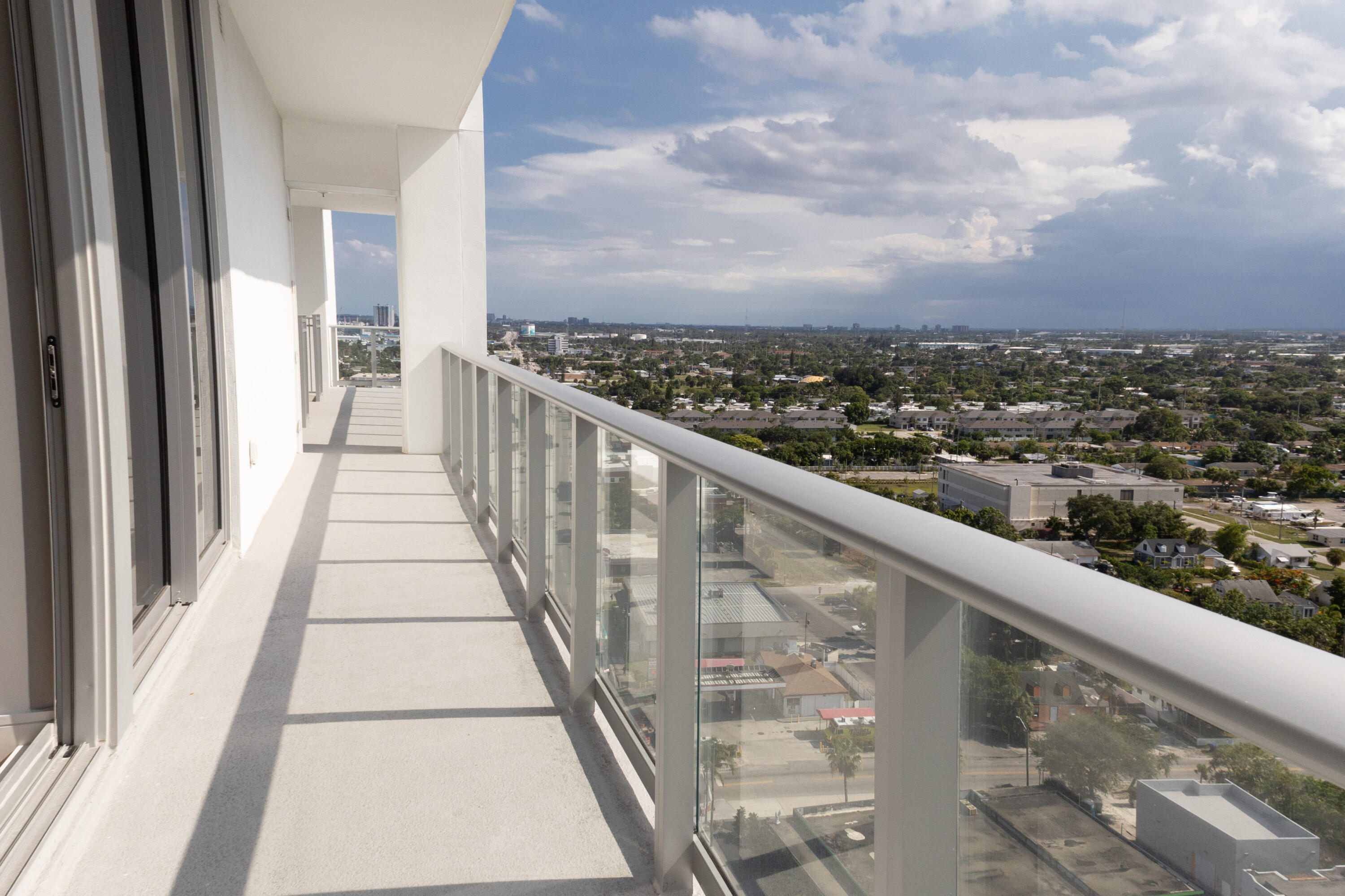 220 Lake Shr #1908 Lake Park, FL 33403