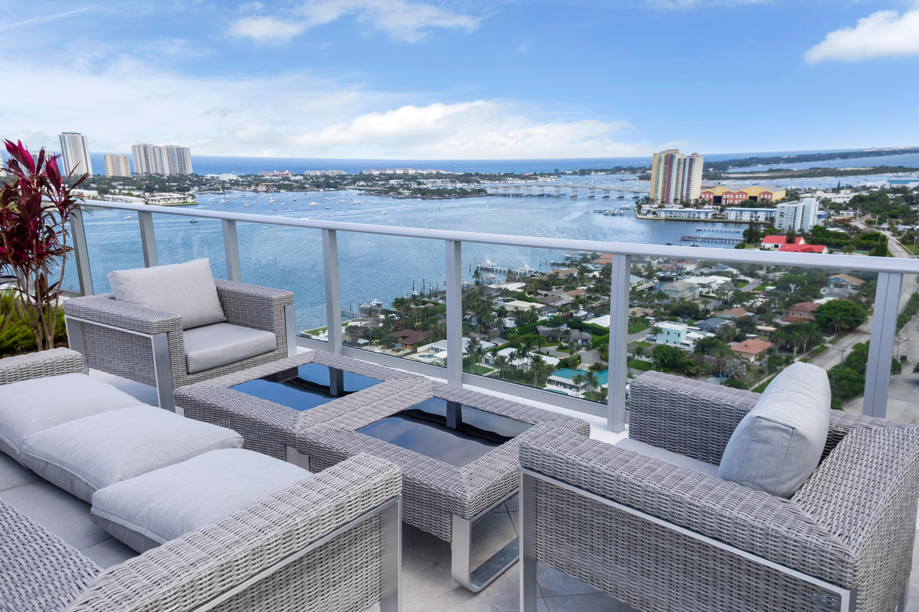 220 Lake Shr #1908 Lake Park, FL 33403