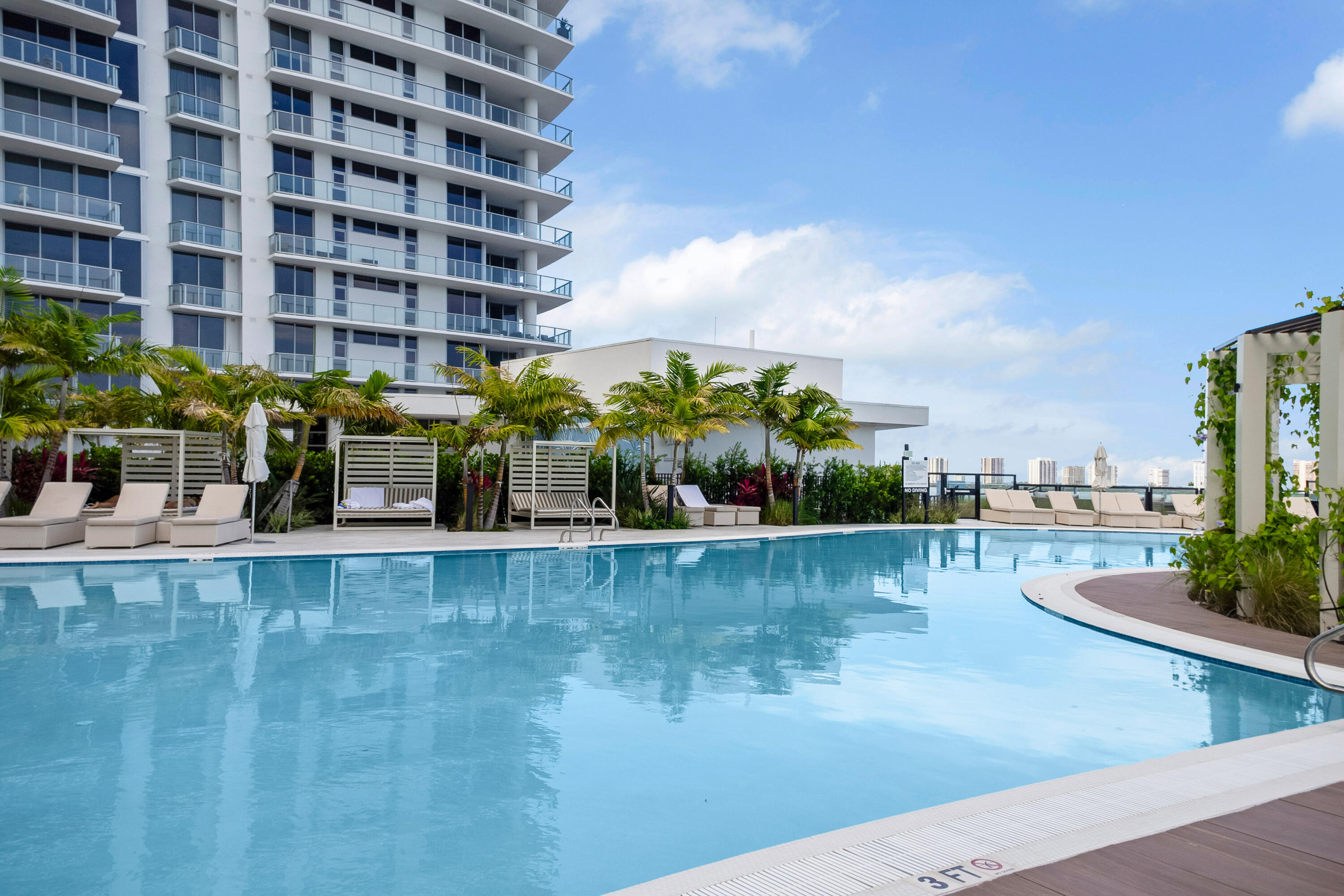 220 Lake Shr #1908 Lake Park, FL 33403