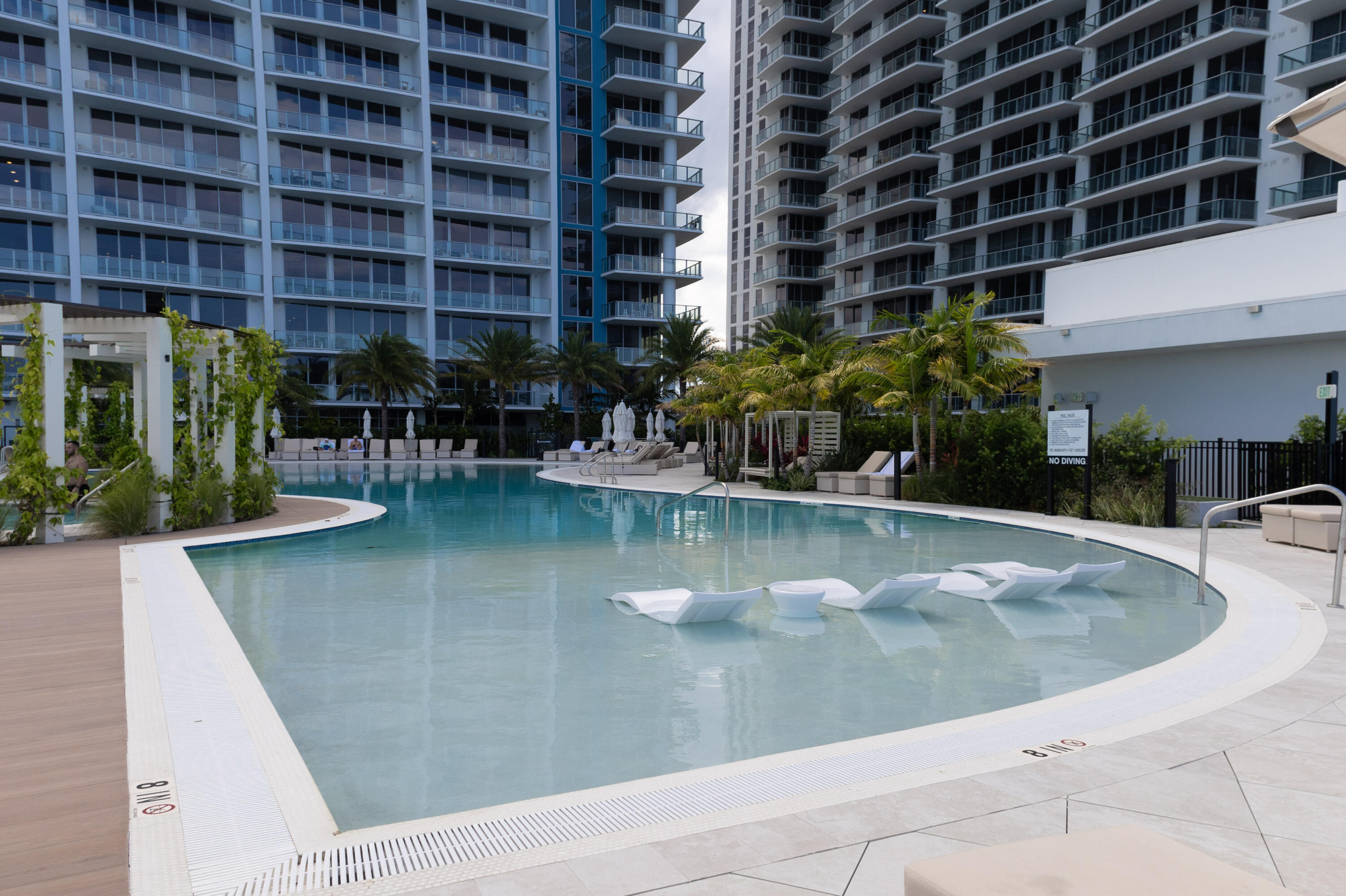 220 Lake Shr #1908 Lake Park, FL 33403