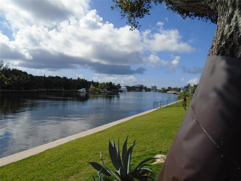 3165 NE 48th #110 Lighthouse Point, FL 33064